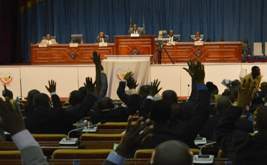 Assemblée nationale : la motion visant le vice-Premier ministre Jacquemain Shabani reportée sans date, accusations de dilatoire