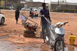 Kasaï-Central : Des élèves abandonnent les bancs pour laver des motos à Kananga