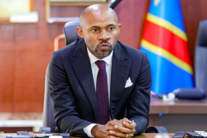  Chacun a le droit de s’exprimer » : Patrick Muyaya sur le débat constitutionnel et la guerre à l’Est