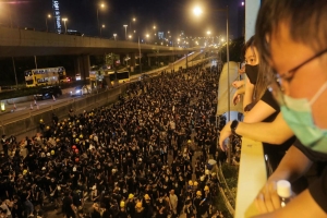 Hong Kong: la colère gronde après les agressions de manifestants