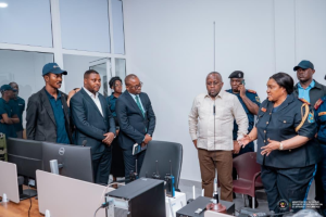 Lutte contre l’insécurité à Kinshasa : Jacquemain Shabani visite le centre d’appel du projet de numéro d’urgence de la police