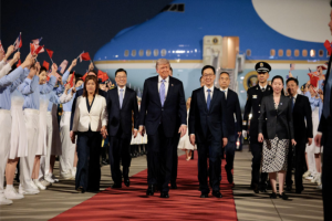 Trump à Pékin : arrivée solennelle du président américain pour un sommet stratégique avec Xi Jinping