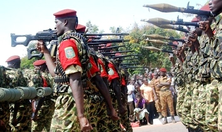 Ouagadougou met en avant les forces burkinabè pour...
