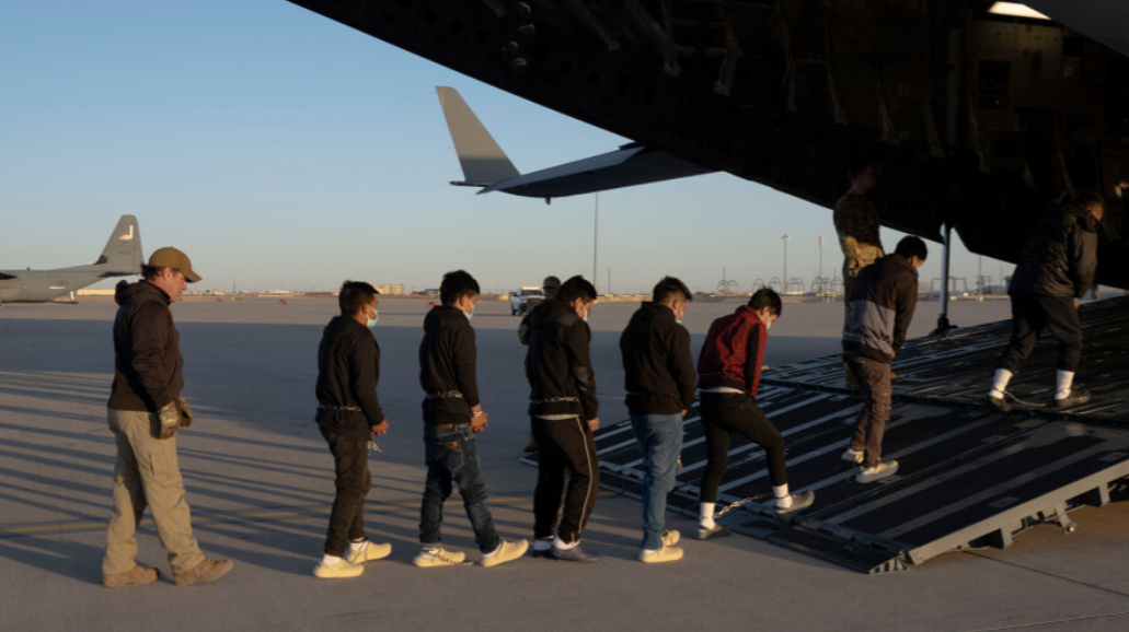 Arrivée des premiers migrants expulsés des États-Unis...