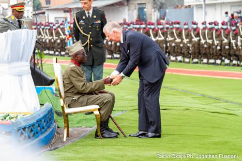 Kinshasa : le caporal Albert Kunyuku décoré par le Roi Philippe de la Belgique